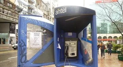 Teléfono público en Plaza del Entrevero, Montevideo, año 2012.
