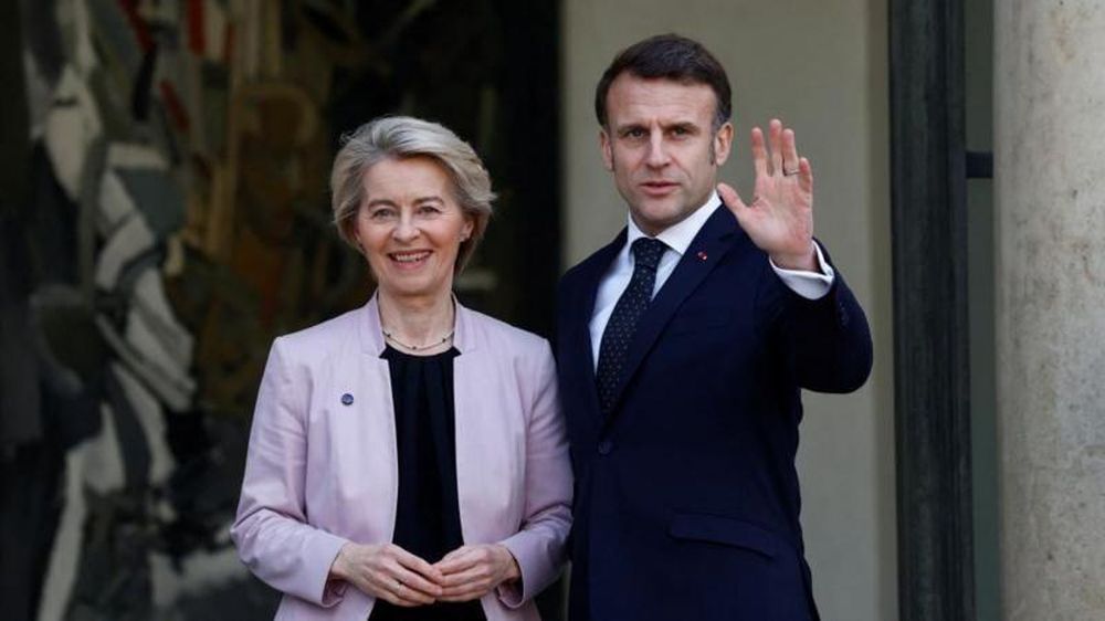 El presidente de Francia recibe a la presidenta de la Comisión Europea, Ursula von der Leyen, en la reunión de emergencia sobre Ucrania.