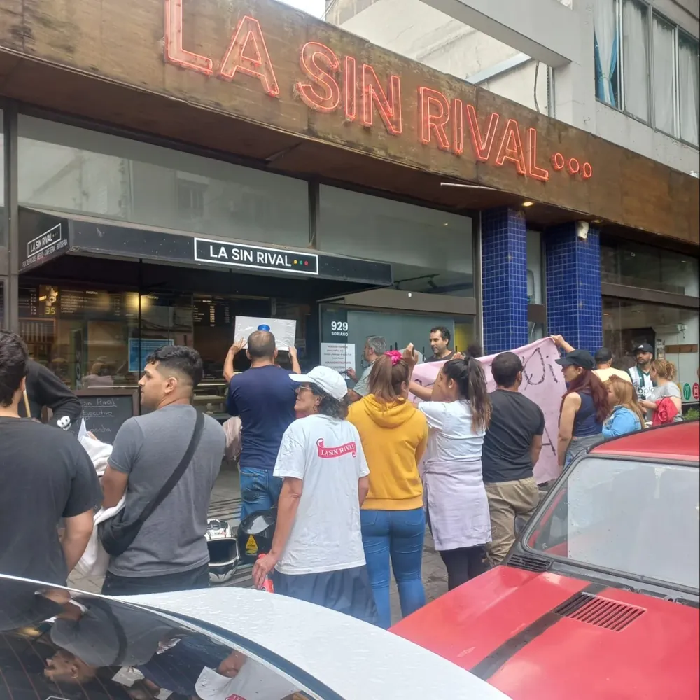 Manifestación ante La Sin Rival en diciembre de 2022