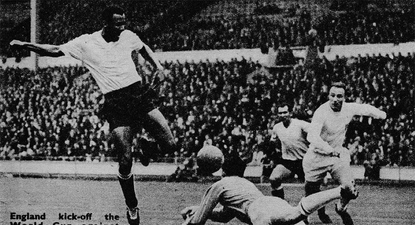Alberto Spencer anotando un gol para Uruguay en su debut en el Estadio Wembley ante Inglaterra