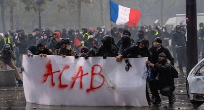 Manifestantes vestidos de negro con los rostros cubiertos han sido denunciados como los autores de los destrozos.