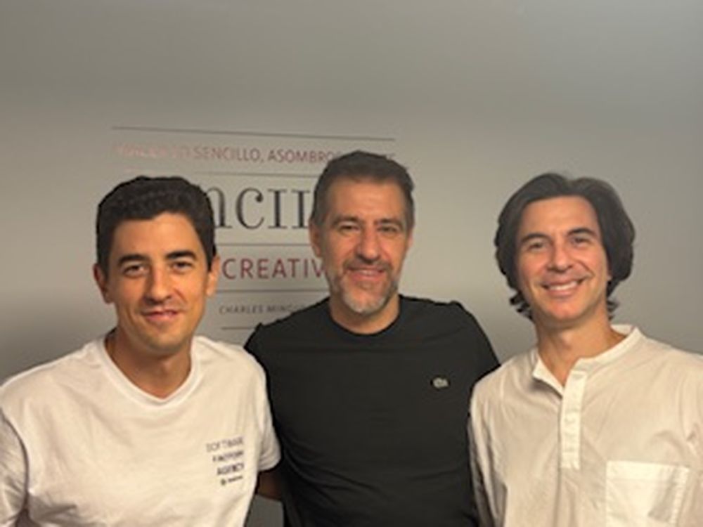 Pablo Fiuza, de Fundación TINC y Presidente de la Cámara de Software de Argentina (centro); el Director Comercial de Reserv IT Solutions España, Marcelo López Sáenz (derecha); y el cofundador de Uanaknow, Justiniano Vila.