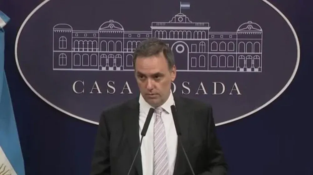 Adorni en conferencia