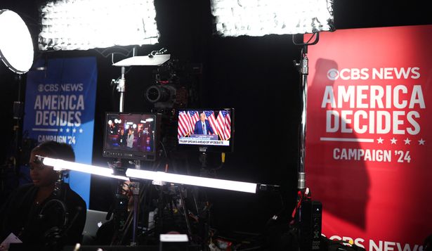 Set del debate entre JD Vance y Tim Walz por CBS