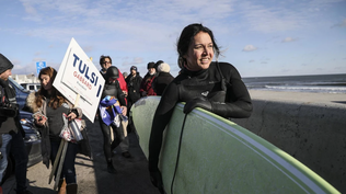 Surfista y veterana de guerra, la ex demócrata Tulsi Gabbard cambia de bando y gana protagonismo en las filas de Trump