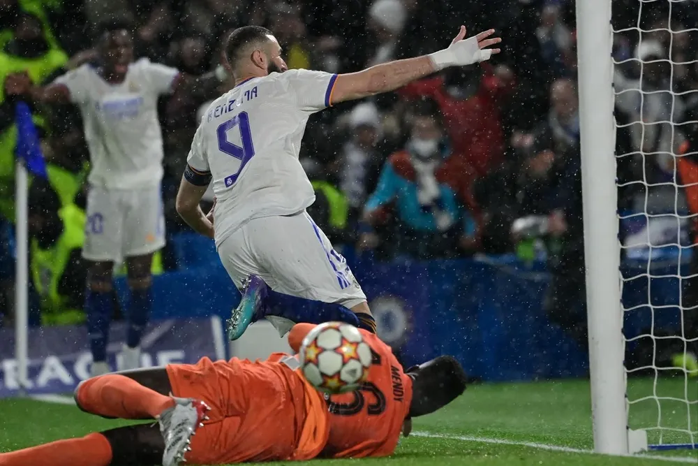 Benzema celebra el primero de sus goles ante Chelsea