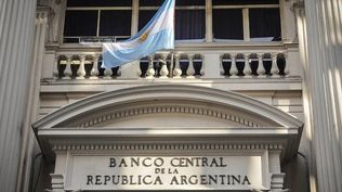 La entidad monetaria absorbió $98.315 millones por la venta de USD 106 millones al contado a un tipo de cambio oficial de 927,50 pesos.