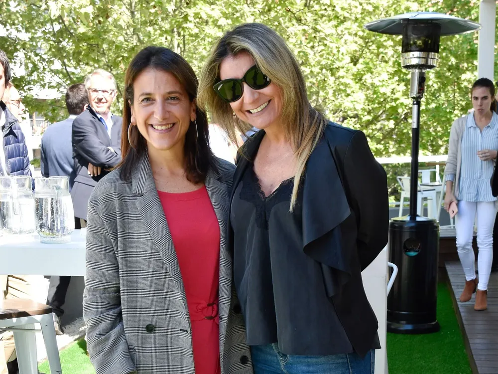 Carina Novarese, Karen Jawetz