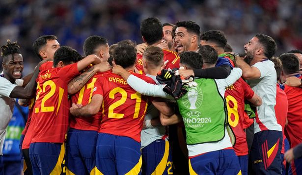 El fútbol español está exultante. Llegó a la final de la EuroCopa. Probablemente este desempeño profundice a nivel clubes este acercamiento mutuo a Wall Street en busca de un acceso a fondos más fluido y sencillo que permita avanzar con proyectos. Nada de malo en buscar el apoyo de los mejores en lo suyo. Pero ya sabemos que sobre-endeudarse es muy riesgoso.&nbsp; Un día vas a entrenar y tenés nuevo dueño.&nbsp;