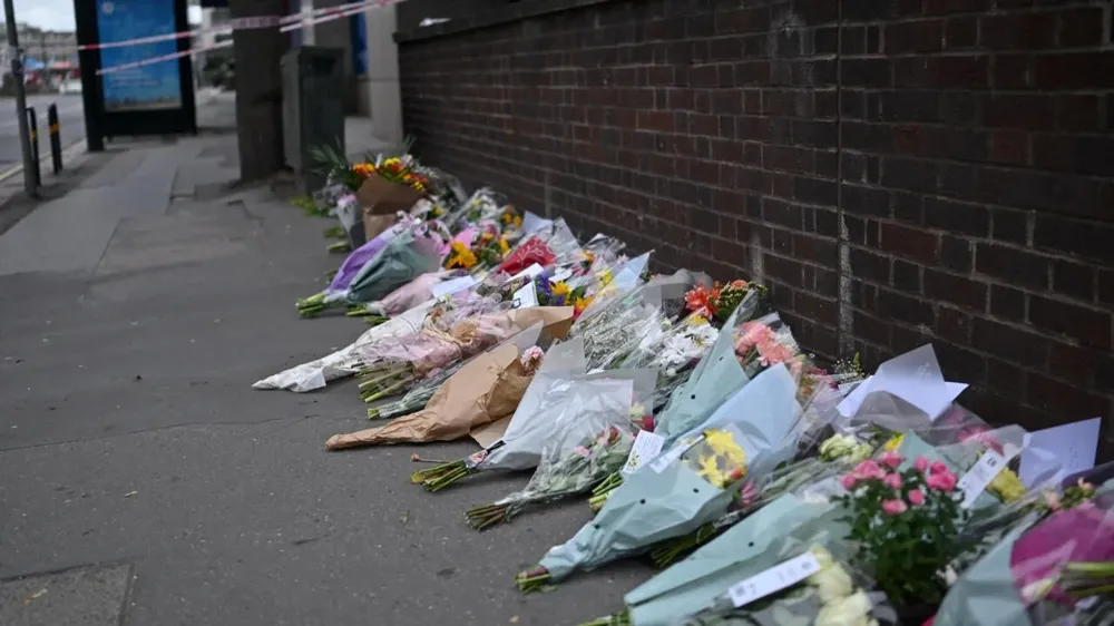 Ramos de flores en el distrito de Croydon, al sur de Londres, en el lugar del asesinato de Elianne Andam, de 15 años