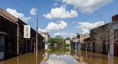 Así quedó una calle de Salto en la inundación que sufre hace días.