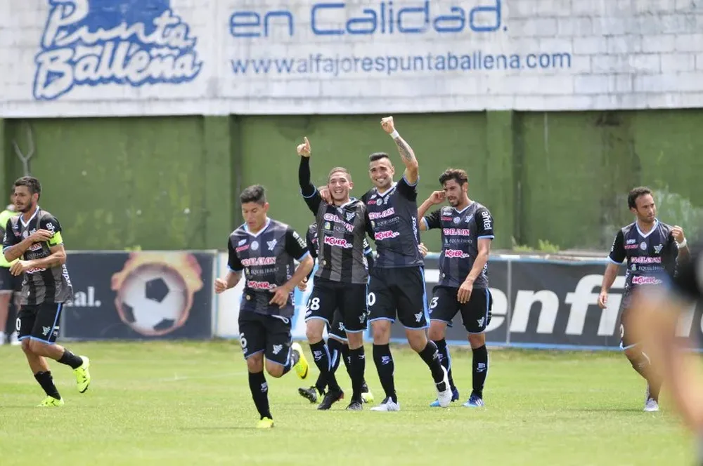 Santiago Silva, autor del primer gol, celebra junto a Joaquín Boghossian