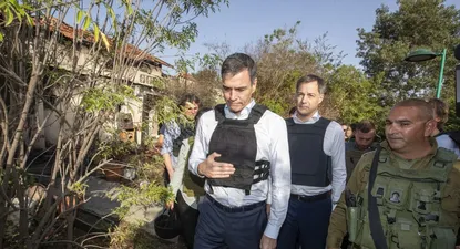 El presidente del Gobierno en España, Pedro Sánchez (1i) y el primer ministro belga, Alexander de Croo (2d), visitan el Kibbutz atacado de Beeri a J’lem, en Jerusalén (Israel).