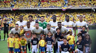 La selección de Colombia con camiseta centenaria