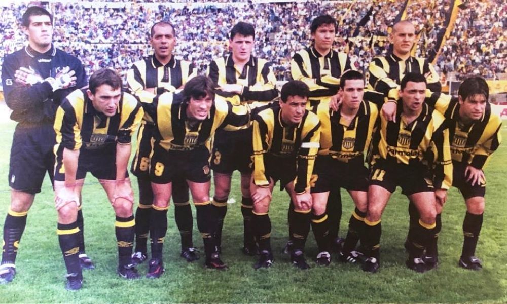 Peñarol en pleno quinquenio: arriba, Claudio Flores, Ruben Pereira, Nelson Olveira, José Enrique De los Santos y Edgardo Adinolfi; abajo, Nicolás Rotundo, Luis Romero, Pablo Bengoechea, Serafín García, Carlos Aguilera y Antonio Pacheco