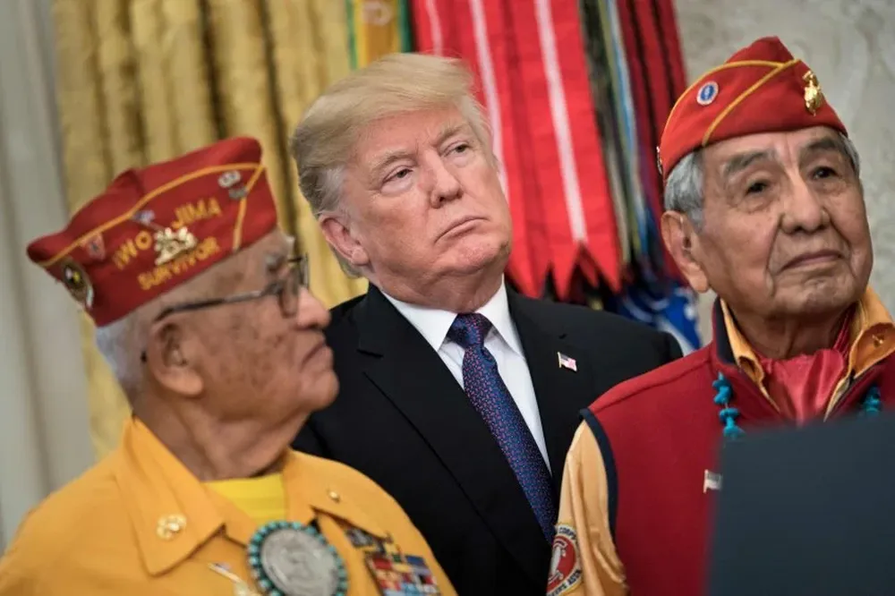 El presidente Trump con los navajos héroes de la Segunda Guerra Mundial, ayer en la Casa Blanca