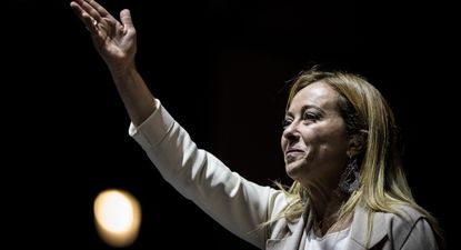 El G-7 se celebra esta vez en Italia, en la bella región del sur llamada Apulia. La anfitriona será la mandataria de ultraderecha Giorgia Meloni, quien acaba de arrasar en las elecciones del 9J. En la cumbre, donde la guerra de Ucrania y el gasto en defensa serán temas centrales, se encontrará con el presidente francés Macron, quien en las antípodas obtuvo los peores resultados en la UE. Las discrepancias entre EE.UU. y Europa demorarán el crédito a los ucranianos de manera inexplicable.