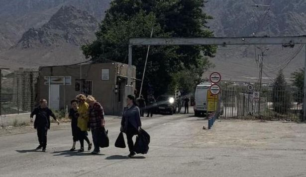 Un flujo constante de iraníes ha cruzado la frontera a pie en los últimos días.