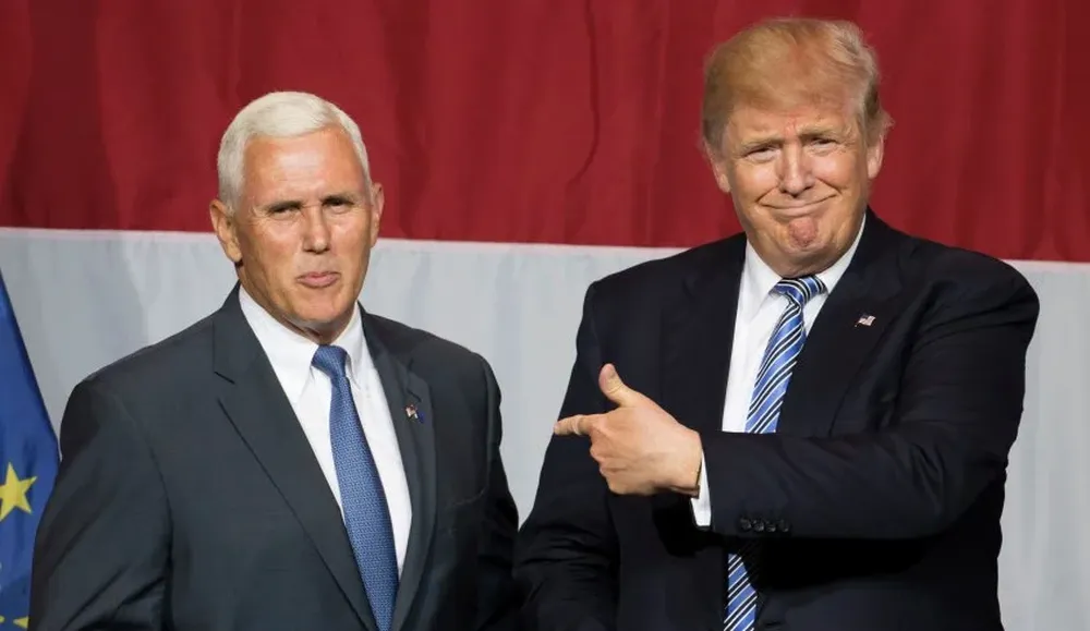 Mike Pence junto a Donald Trump