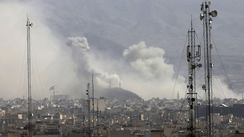 ¿Por qué EEUU e Israel atacaron a Irán en este momento (y cómo podría acabar este conflicto)?