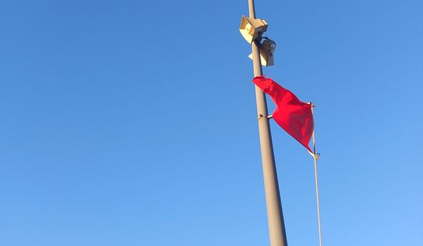 Archivo. Bandera roja en la playa de Bajamar, a 10 de enero de 2023, en Tenerife, Canarias (España).