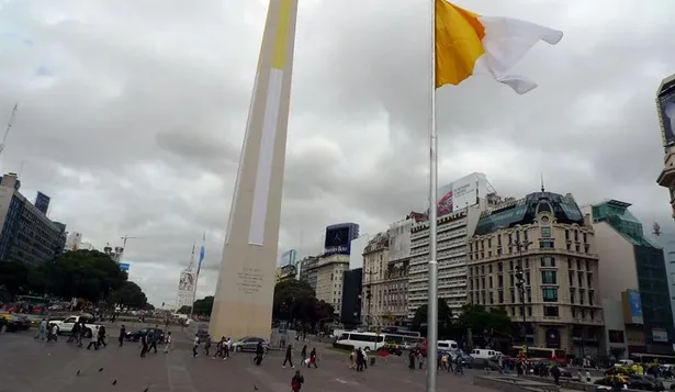 Argentina- El Obelisco, símbolo de la ciudad de Buenos Aires, con la bandera del Vaticano