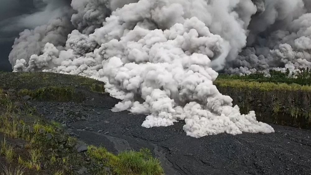 VIDEO: el momento de la erupción del Volcán Semeru en Indonesia que obliga a evacuar a casi 1.000 personas.