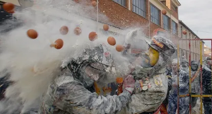 Guerra de huevos y harina en Alicante.