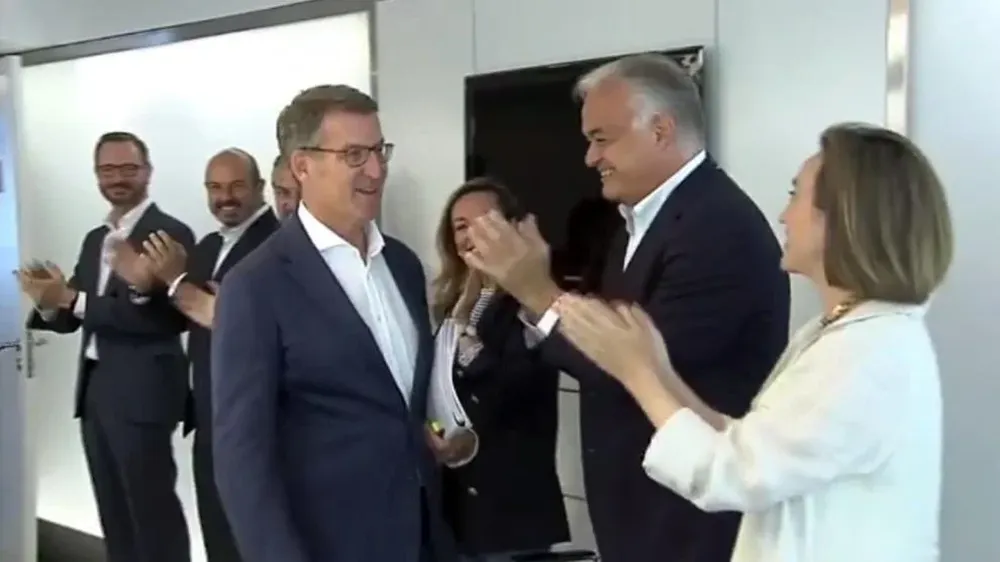 Alberto Núñez Feijóo ingresa a la sede de Génova tras el triunfo del 28-M