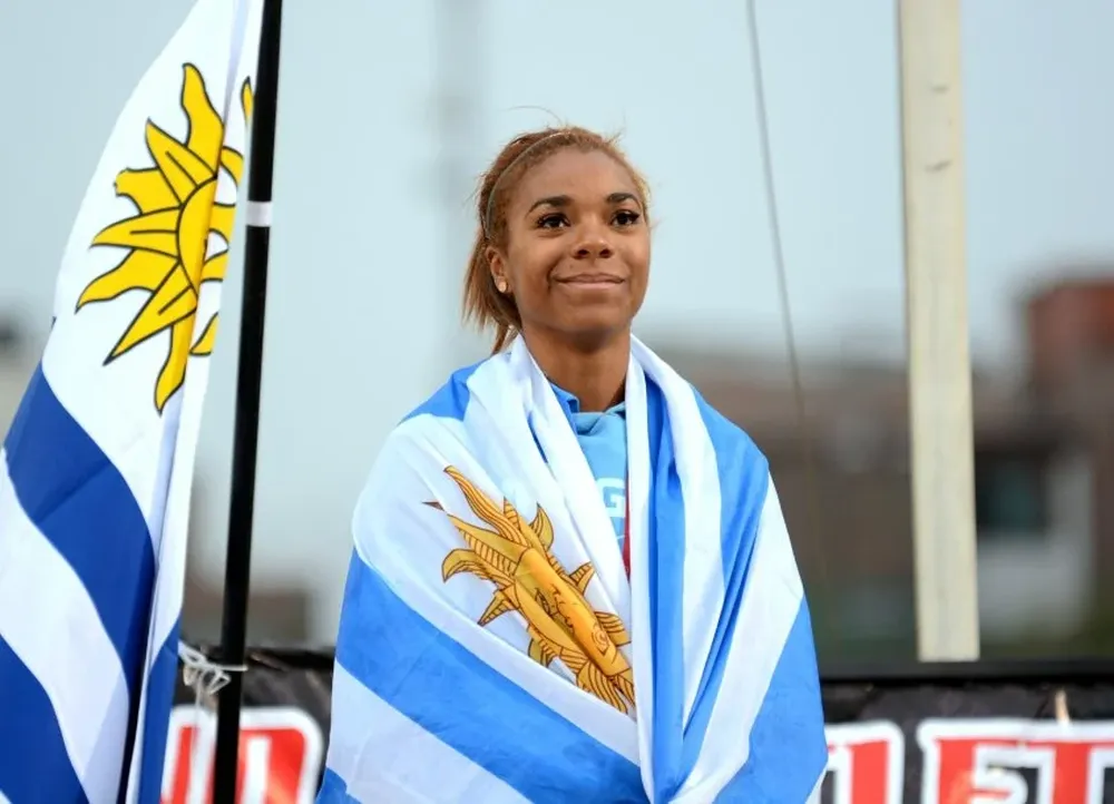 Déborah Rodríguez con la bandera de Uruguay en el Sudamericano de Lima