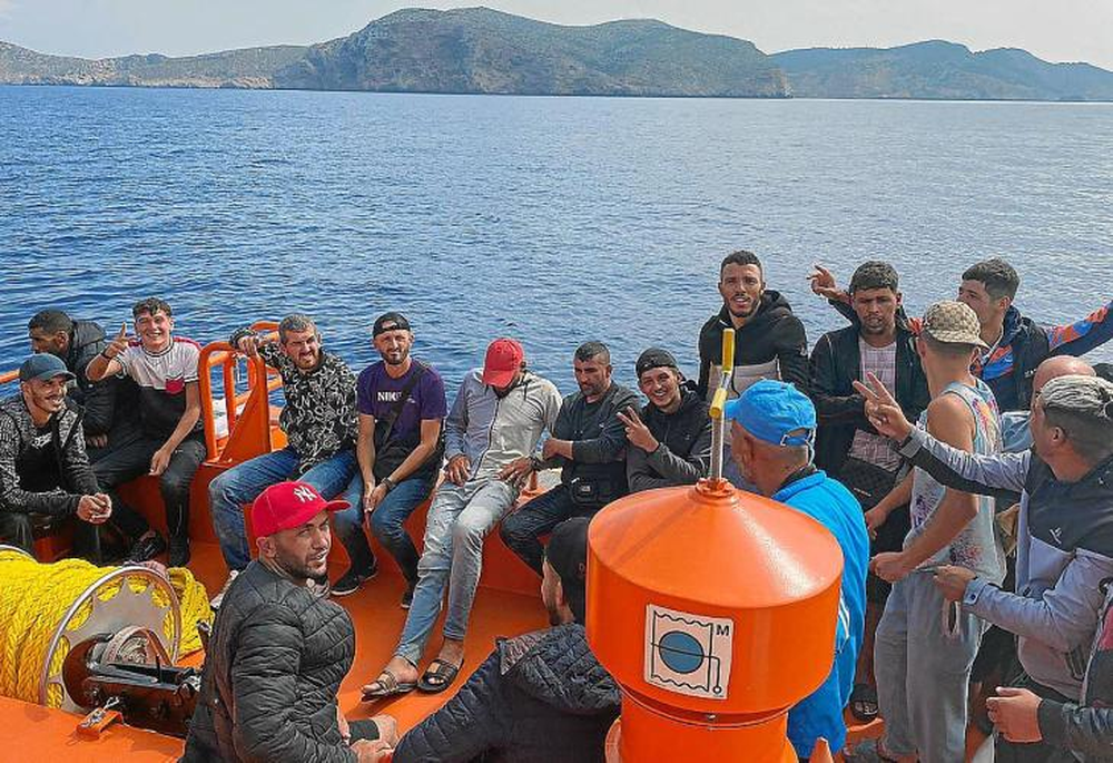 Inmigrantes rescatados por los equipos de emergencias en aguas de Baleares