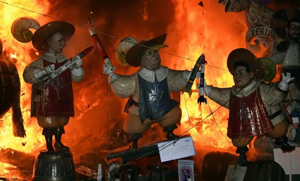 Muñecos que representan a Putin, Trump y Kim Jong-un en el cierre de las Fallas de Valencia