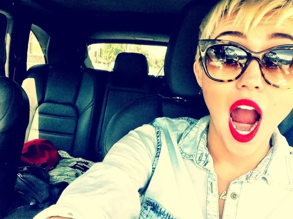 Selfie de la cantante pop Miley Cyrus mientras maneja