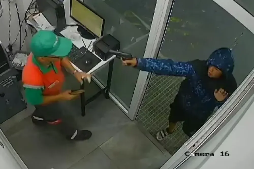 Un sicario apunta contra el joven playero Bruno Bussanich, de 25 años, el sábado por la noche en una estación de servicio de Rosario. Es la cuarta víctima fatal en menos de una semana