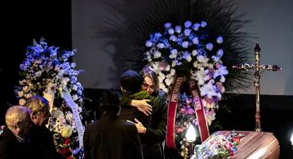 Los hijos de Concha Velasco, Paco Martínez (i) y Manuel Martínez (d), se abrazan en la capilla ardiente de la actriz Concha Velasco, en el Teatro de la Latina.