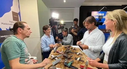 Luis Lacalle Pou y Lorena Ponce de León en la muestra de cuchillería criolla