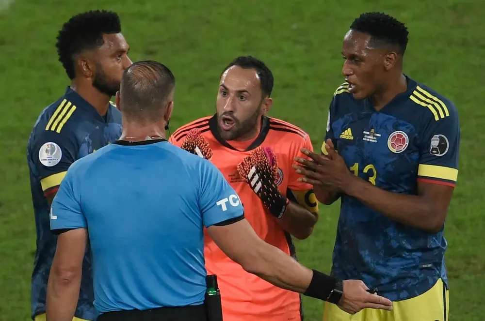 La protesta de los jugadores colombianos al juez Pitana