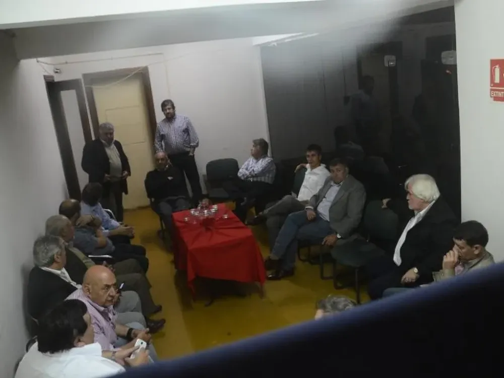 Presidentes de clubes dejaron la mesa de mantel blanco para reunirse en una salita