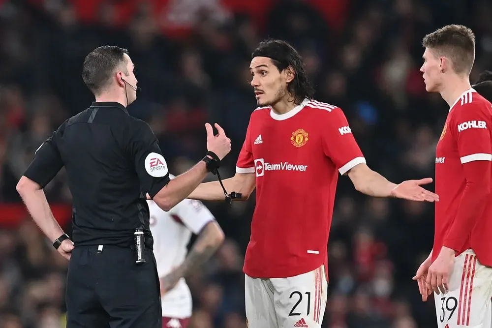 Cavani protestó en una jugada en la que el VAR le anuló un gol a Aston Villa