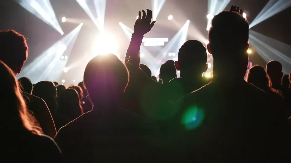 concert-crowd-hand-952422.webp