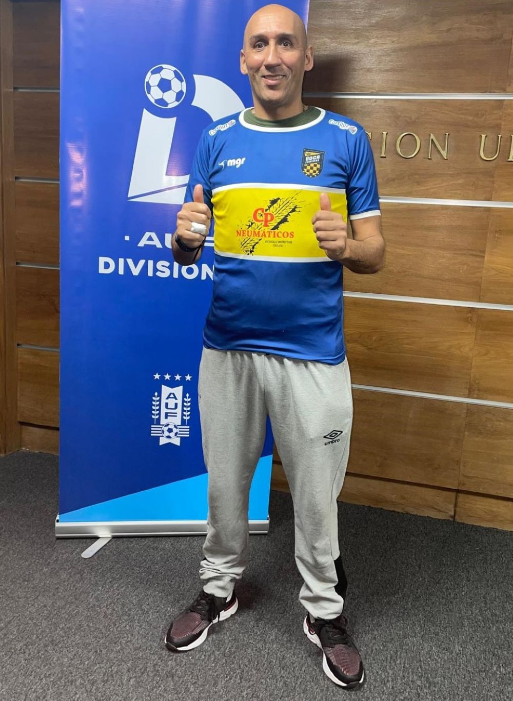 Adrián Silva con su nueva camiseta, la de Montevideo Boca Juniors de la Divisional D de la AUF Adrián Silva con su nueva camiseta, la de Montevideo Boca Juniors de la Divisional D de la AUF
