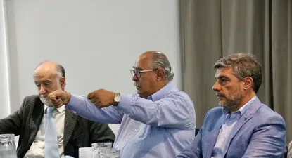 Giuria y Martínez en una de las reuniones en el interior del país