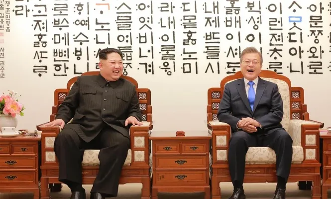El líder norcoreano Kim Jong Un junto al presidente de Corea del Sur, Moon Jae-in