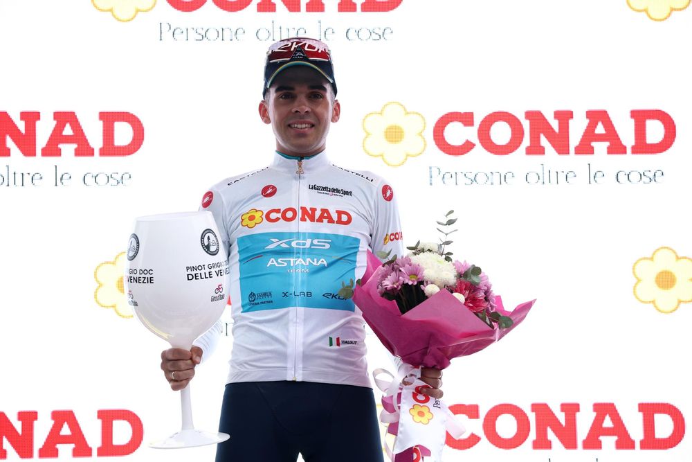 Thomas Silva en el podio, tras ganar la segunda etapa del Giro de Italia