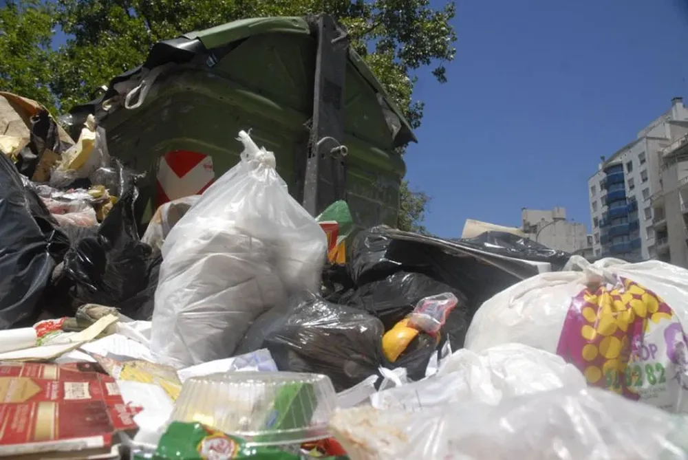 Algunos contenedores de la ciudad amanecieron este lunes con los residuos afuera