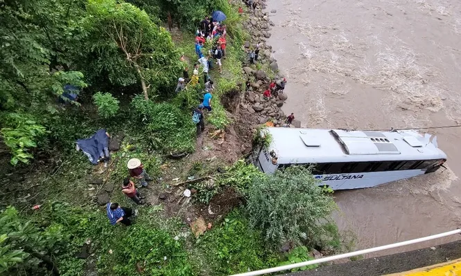 El micro, que transportaba 70 personas, quedó semisumergido en las aguas del río Higuito