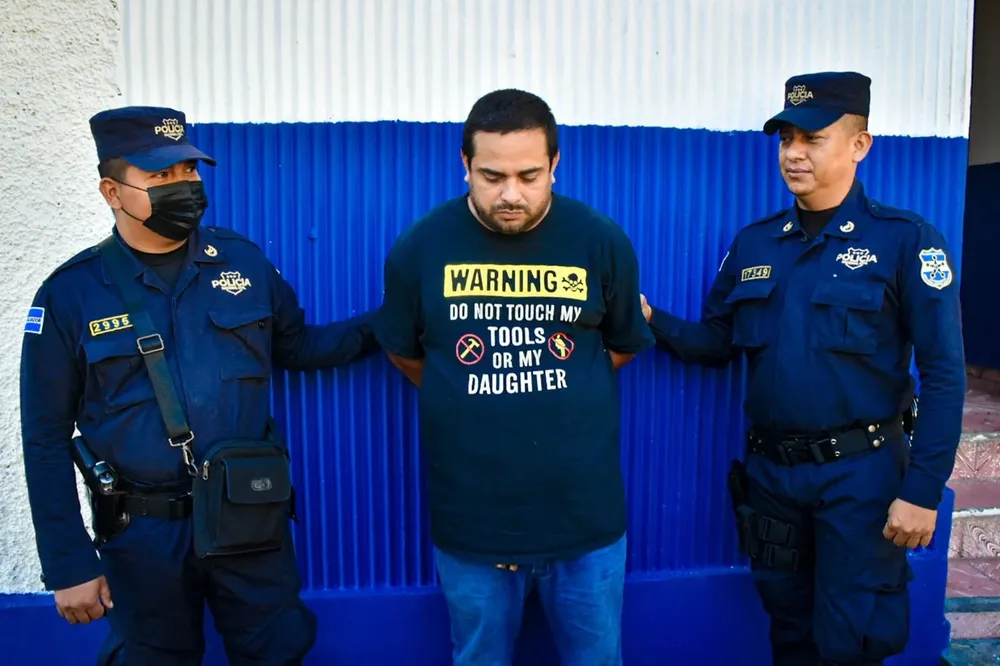 Policías detienen a un miembro de una pandilla en El Salvador