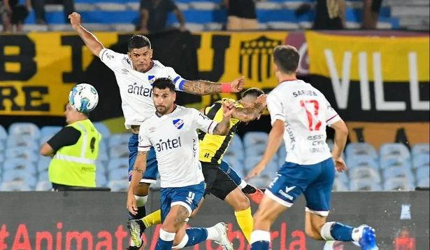 Diego Polenta y Gabriel Báez de Nacional ante Peñarol
