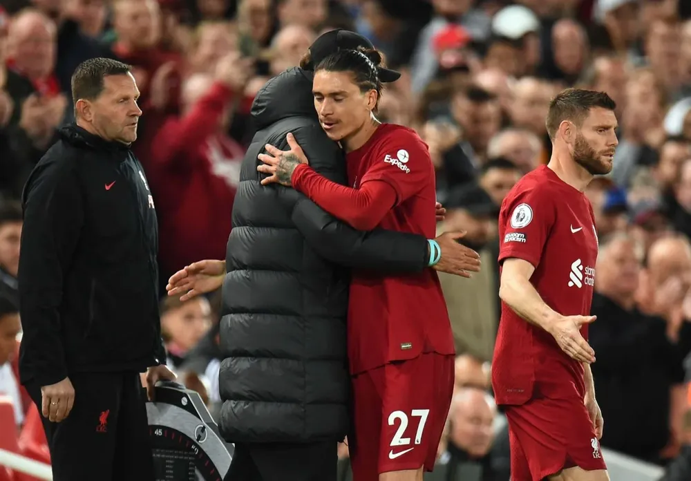 El abrazo de Darwin con el técnico Klopp