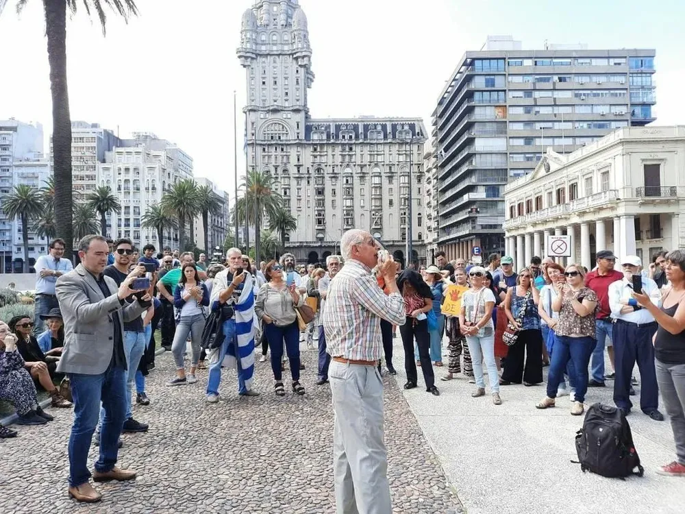 Manifestantes antivacunas protestan en Plaza Independencia